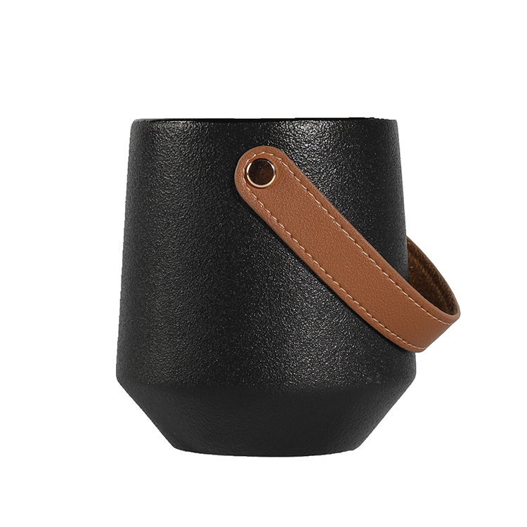 The Leather Collection 5% Nordic Pine 440g Black Scented Candle
